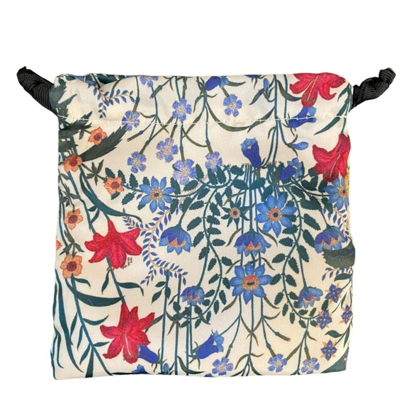 New Gucci Beauty 3 Hair Scrunchies & Travel Bag - Picture 5 of 7